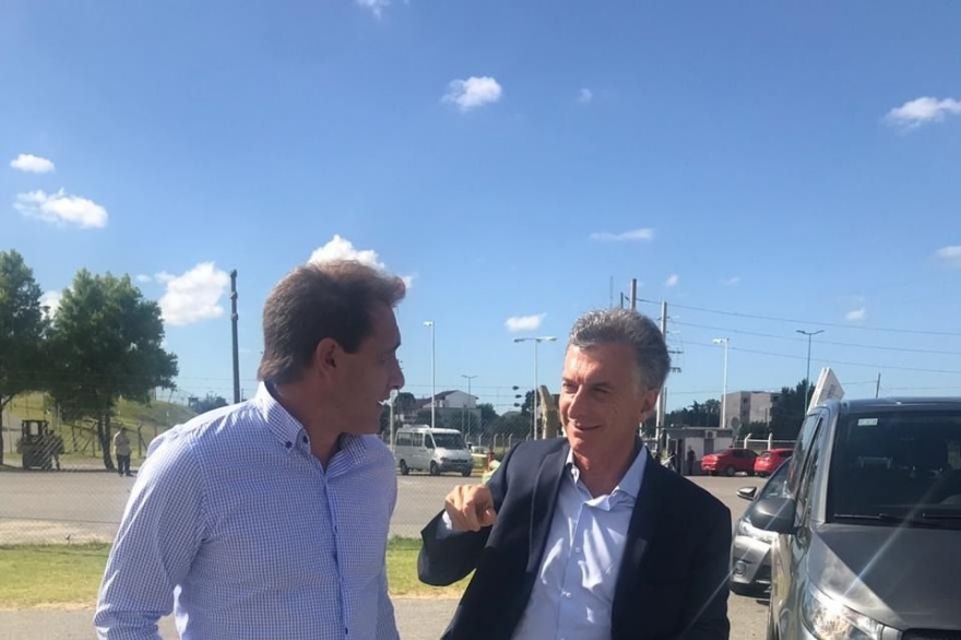 Macri visitó a un vecino de La Plata junto al intendente Julio Garro