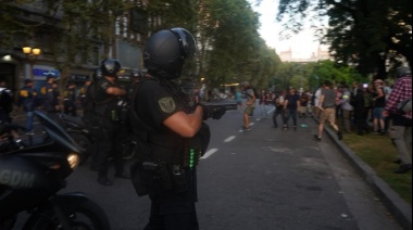 Frente a la represión policial, diputados opositores pidieron frenar la sesión y se levantaron del recinto