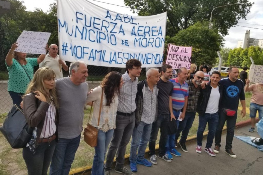 Abrazo simbólico al Barrio Aeronáutico de Morón para frenar el desalojo de 140 familias