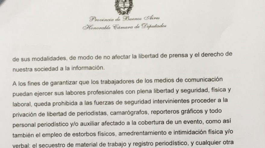 Presentan proyecto de ley para prohibir que los policías vayan armados a manifestaciones