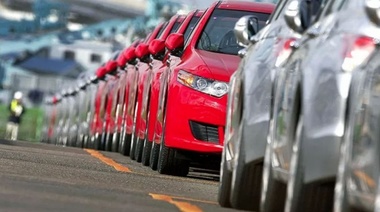 El patentamiento de autos y motos 0 km se hundió un 52% en abril