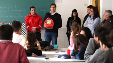 Entrega de kits deportivos y un desfibrilador en la Secundaria Nº 2 de Santa Teresita