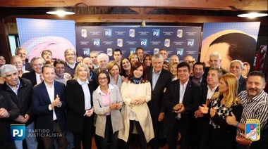 Cristina Kirchner participó de la cumbre del PJ