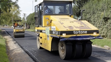 El municipio de Brown avanza con obras de asfalto en Glew