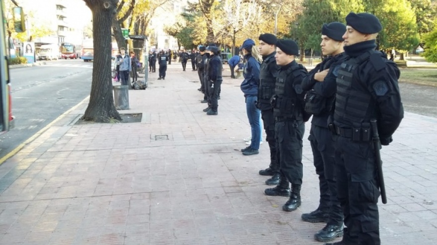 Tensión por un fuerte operativo para desalojar a manteros