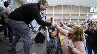 Cascallares celebró el Día de los Abuelos junto a 1.500 adultos mayores