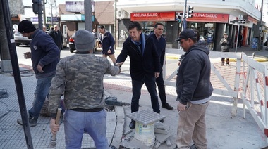 Posse caminó las nuevas veredas del centro comercial de Villa Adelina
