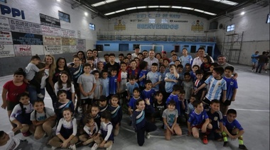 Fernando Gray participó de la inauguración del piso de la cancha de club 25 de Mayo
