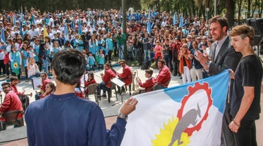 En el Aniversario de la ciudad, 25 de Mayo presentó su bandera