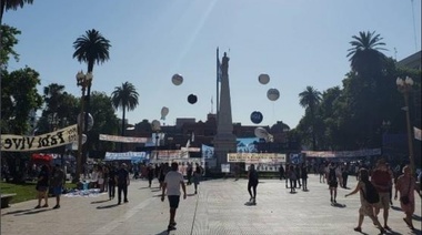 Una multitud llena la Plaza de Mayo y la Plaza de los dos Congresos