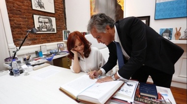 Cristina Fernández firmó el traspaso de mando y quedó al frente del Ejecutivo