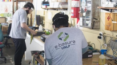 Reciclan aparatos informáticos para armar PC para los estudiantes de escasos recursos