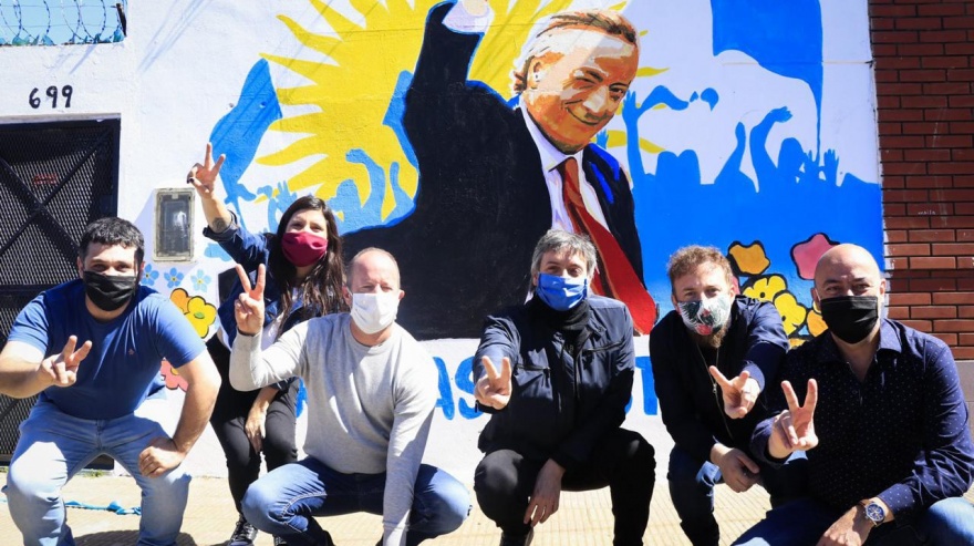 Insaurralde y Máximo recorrieron una galería de arte a cielo abierto con murales temáticos