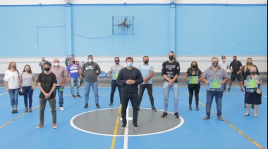 Avellaneda: El intendente entregó subsidios a clubes, instituciones y centro de jubilados