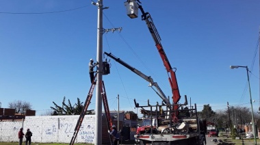 Avanza la colocación de nuevas columnas de hormigón en los tendidos eléctricos troncales de La Plata