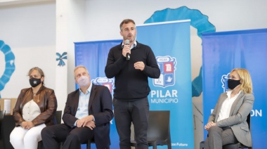 Federico Achaval entregó computadoras y señaló: “Esto reivindica el derecho a la educación”