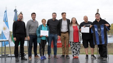 Lammens estuvo en Morón y junto al intendente entregó fondos para clubes y jóvenes locales
