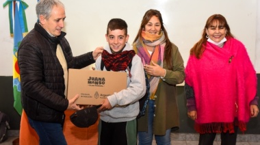 El intendente de Chascomús hizo entrega de computadoras a estudiantes secundarios