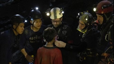 "13 vidas" la cruda película sobre el rescate del equipo de fútbol de niños en Tailandia