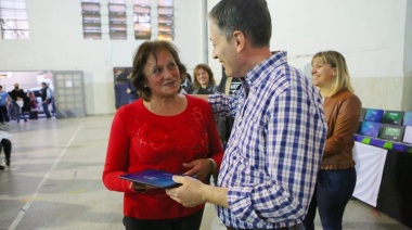 Esteban Online: el intendente Gray entregó 700 tablets a estudiantes de Esteban Echeverría