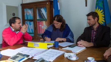 El intendente Ferraris firmó dos contratos para importantes obras en Leandro N. Alem