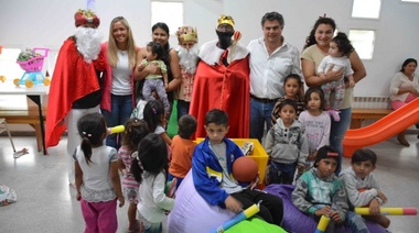 Entrega de juguetes a chicos de la Casa de Encuentro Comunitario Emmanuel