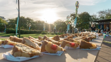 En Necochea, una multitud celebró la Pascua en la plaza principal con una rosca de 140 metros