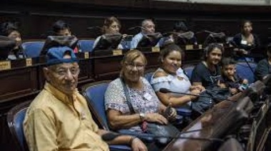 Abuelos y niños de La Matanza recorrieron este viernes la Cámara de Diputados de la Provincia