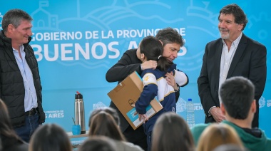 Kicillof entregó más de 220 notebooks a estudiantes de Lincoln