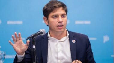 Kicillof confirmó un aumento del 25% y un bono de $30 mil en septiembre para estatales bonaerenses