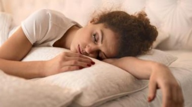 Cómo lo que pensamos antes de dormir afecta la calidad del sueño