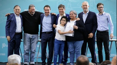 Kicillof entregó escrituras de viviendas en Varela y ponderó las políticas públicas