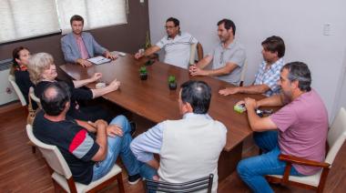 El intendente de Alem entregó subsidios a los Bomberos Voluntarios de todo el distrito