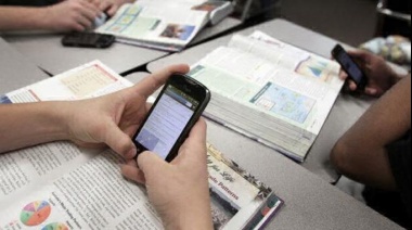 "Escuelas libres de celulares": Santalla busca regular el uso de dispositivos en las aulas