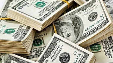 El dólar continúa subiendo y alcanza los 23 pesos