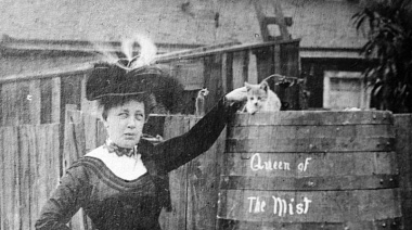Annie Taylor, la maestra que saltó desde las cataratas del Niágara en un barril