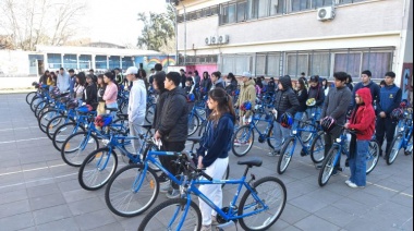 Alumnos de Malvinas Argentinas recibieron bicicletas
