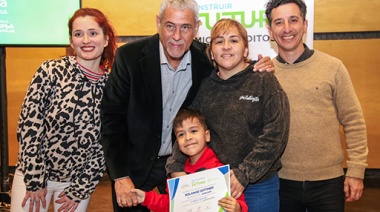 Ferraresi entregó microcréditos a emprendedores de Avellaneda