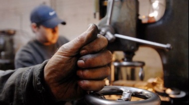 Efecto Motosierra: aseguran que "una de cada tres industrias está despidiendo trabajadores"