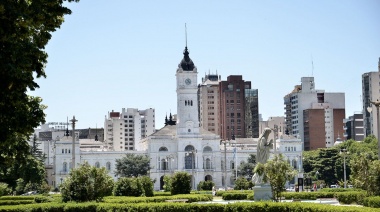 Con críticas a Garro, Alak anunció un aumento salarial del 17% para los empleados municipales