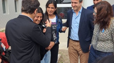 Lobería: Kicillof y Barrena entregaron viviendas y netbooks para escuelas del distrito