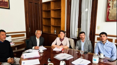 Lucía Gómez firmó un acuerdo para terminar viviendas en González Chávez