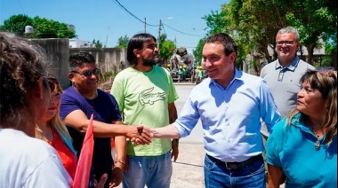 Watson monitoreó la construcción de nuevos asfaltos en Villa Argentina