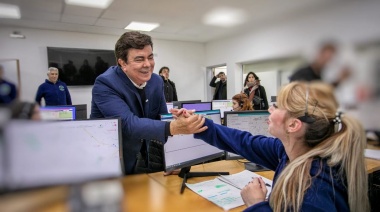"Queremos llevar tranquilidad": Espinoza otorgó un bono de $260 mil para municipales