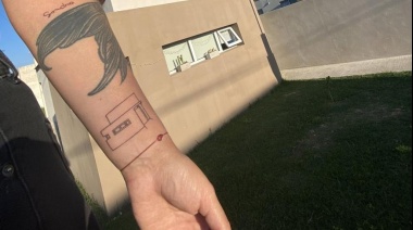 Una mujer de Castelli cumplió el sueño de la casa propia y lo celebró con un tatuaje
