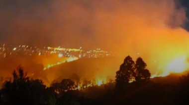 Tandil: feroz incendio arrasó el Cerro de la Cruz y amenaza con extenderse a zonas urbanas