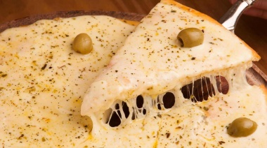 Pizza, sol y arena: el "carrito pizzería" de la playa de Santa Teresita que es furor en las redes sociales