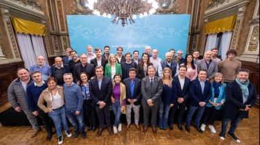 Más de 40 intendentes le piden a Kicillof desdoblar las elecciones
