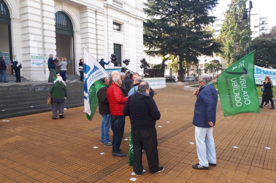 Trabajadores del Bapro reclamaron por la Reforma Jubilatoria
