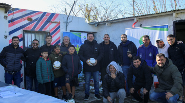 Donación solidaria para el Club Barrio UPCN: Lotería y Telekino entregaron pelotas y alimentos